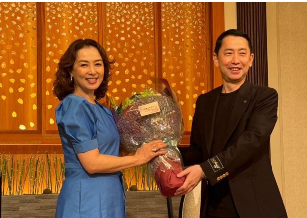 河野景子さんに花束を贈呈